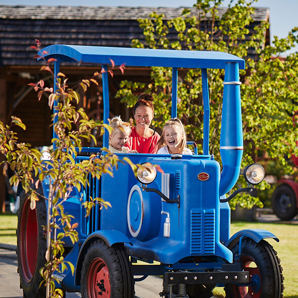 Familie på tur i Traktorerne