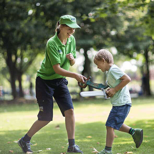 Medarbejder underholder gæst