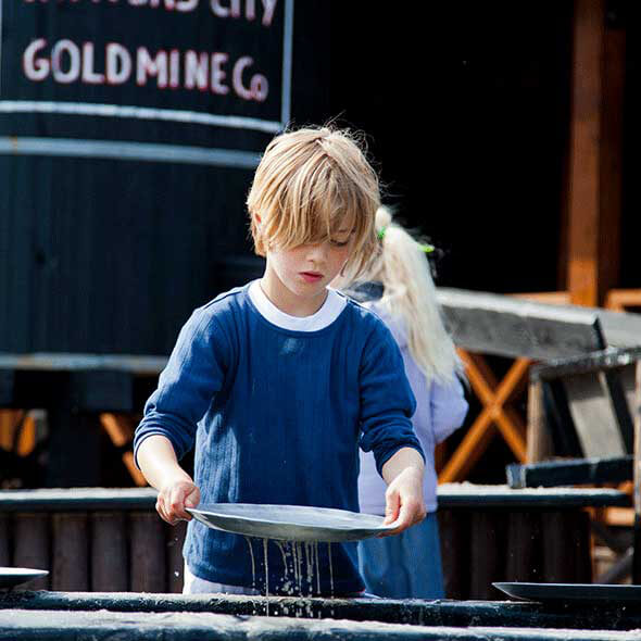 Barn graver efter guld i Guldgraveren