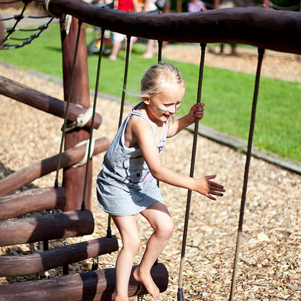 Barn på miniforhindringsbanen