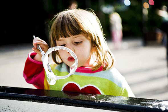 Gæst laver sæbebobler