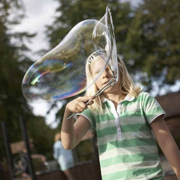 Gæst laver stor sæbebobbel
