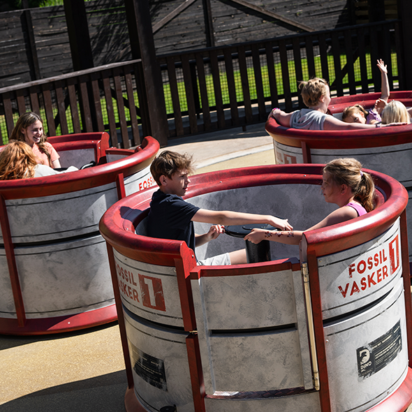 Børn snurrer rundt i Fossilvaskeren