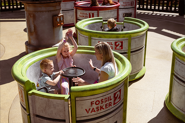 Familie snurrer rundt i Fossilvaskeren