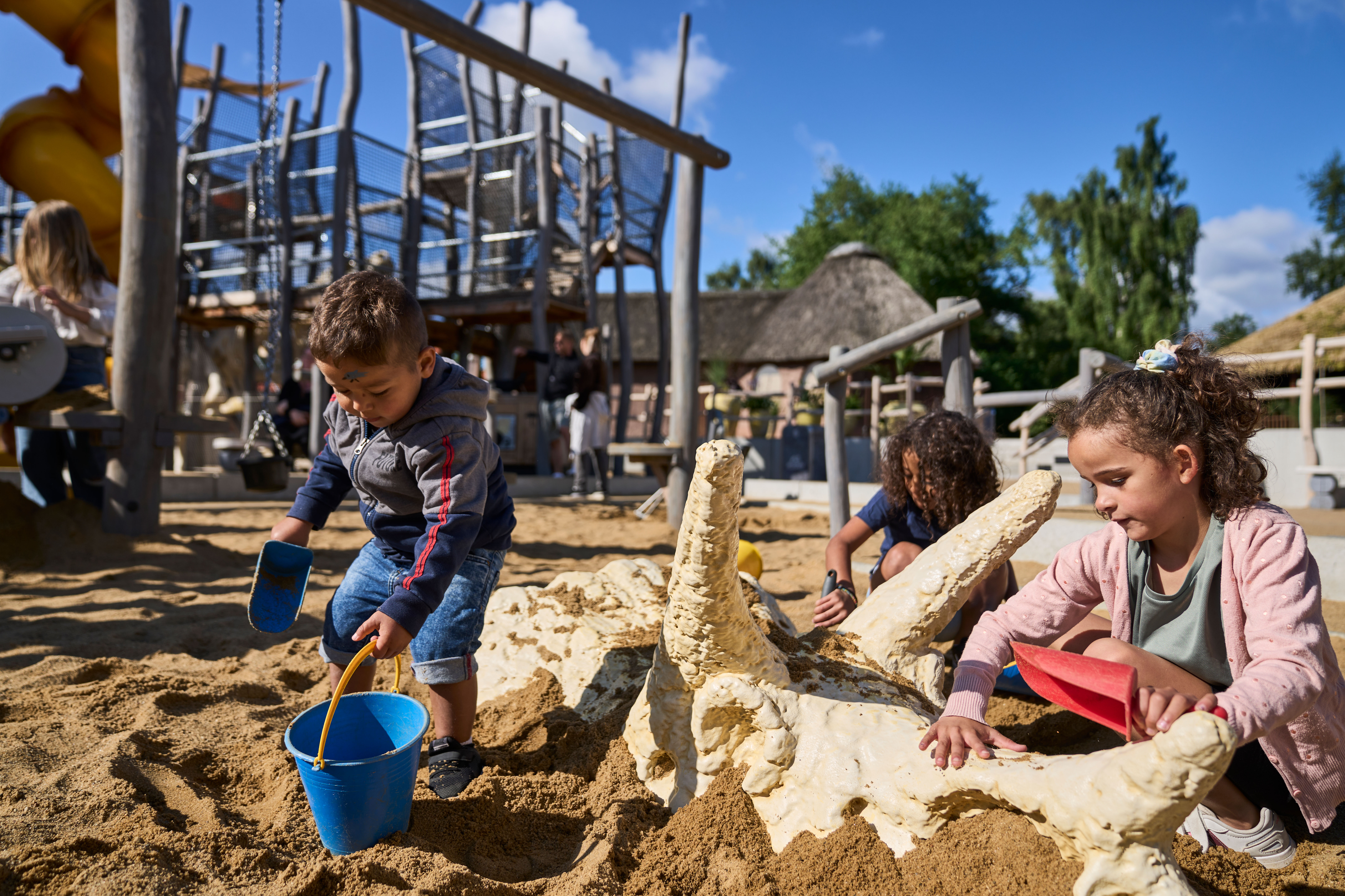 Børn leger på Dinosaurlegepladsen