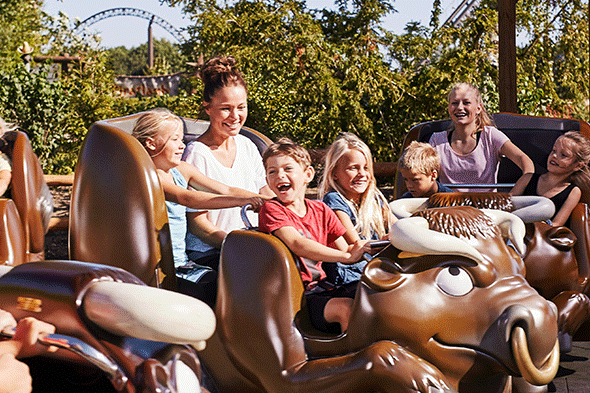 Familie prøver forlystelsen Rodeotyrerne