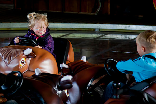 Børn prøver Mini Buffalo Bumper Cars